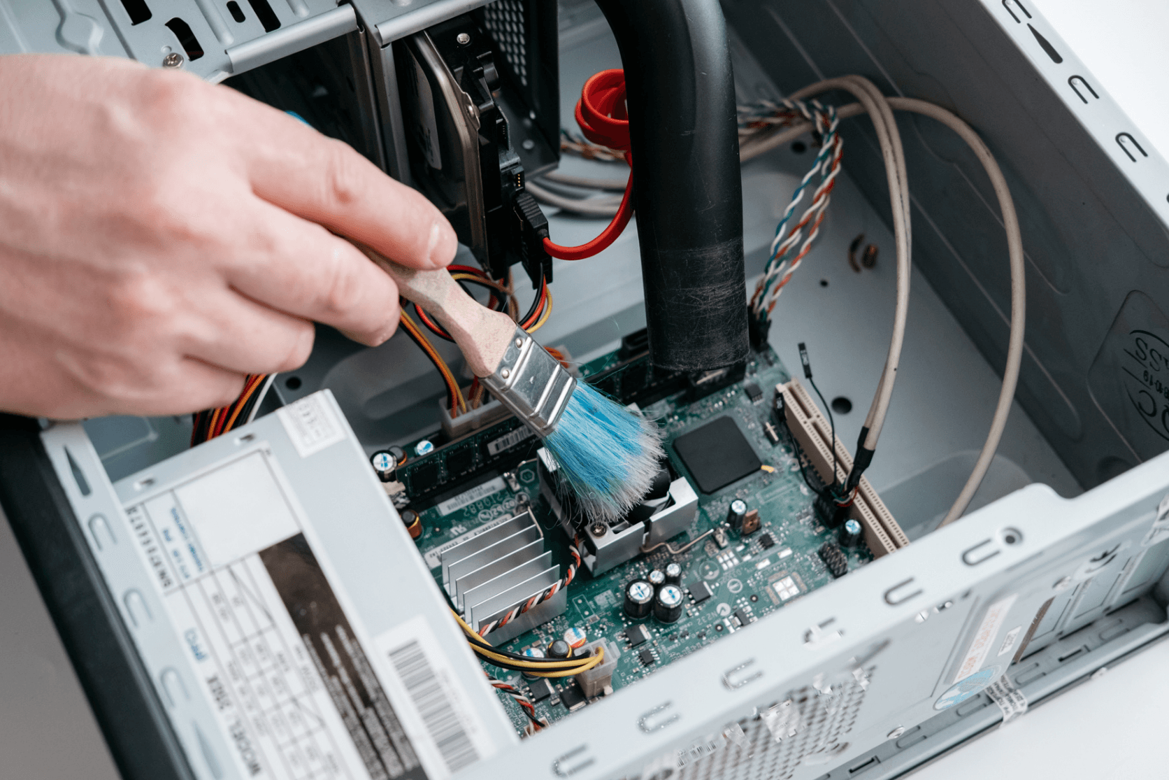 El mantenimiento preventivo de computadoras son todas aquellas tareas periódicas que se realizan para prevenir fallas o errores en el software como: sistema operativo, antivirus o programas ofimáticos.